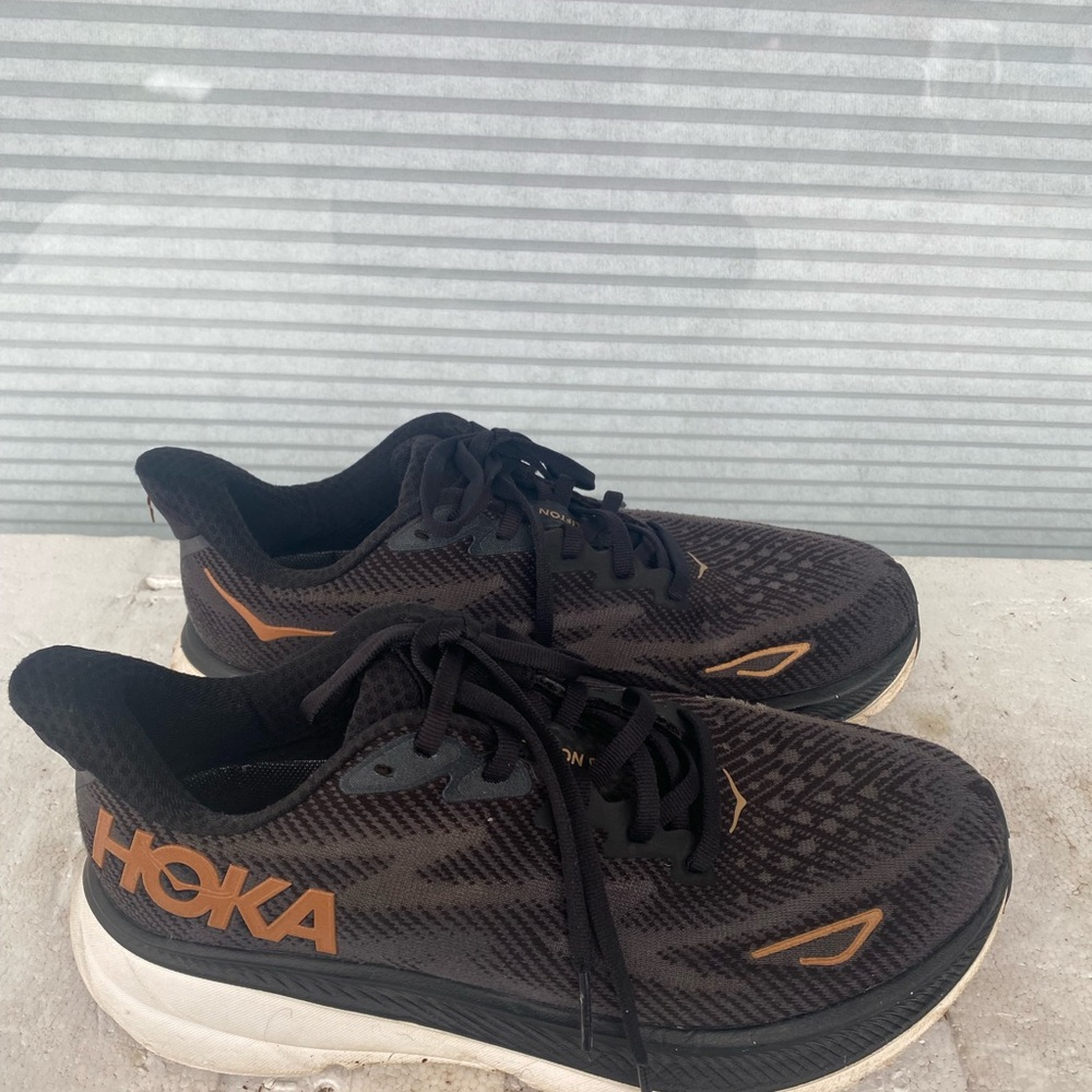 Hoka One One Clifton 9 Women’s Black and Orange Athletic Sneakers Size 7D